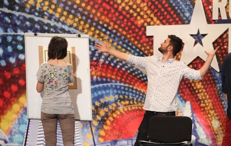 Smiley şi Pavel Bartoş, modele pentru doi caricaturişti de la “Românii au talent”