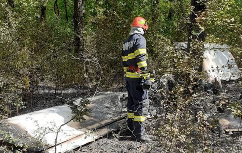 Un avion de mici dimensiuni s-a prăbușit pe câmp, în județul Giurgiu. Doi oameni au murit