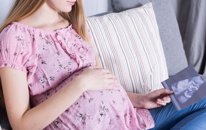 Spania oferă tratament de fertilizare în vitro gratuit pentru femeile singure și cele din comunitatea LGBT
