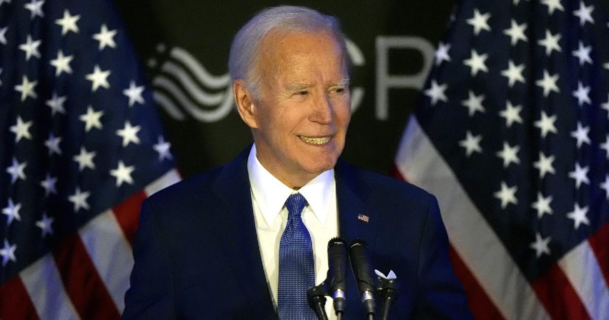 Joe Biden cu două steaguri ale Americii