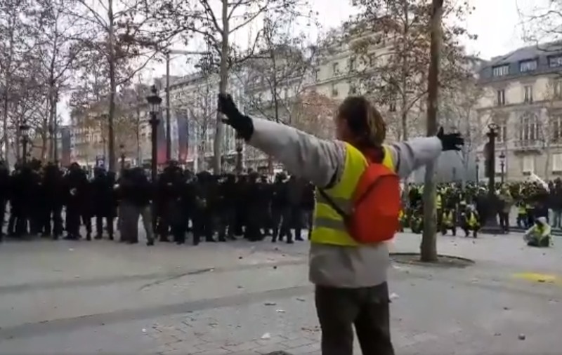 Momentul în care un protestatar cu mâinile ridicate a încasat o bilă de cauciuc în abdomen. Scene șocante în timpul protestului "vestelor galbene" din Franța / VIDEO