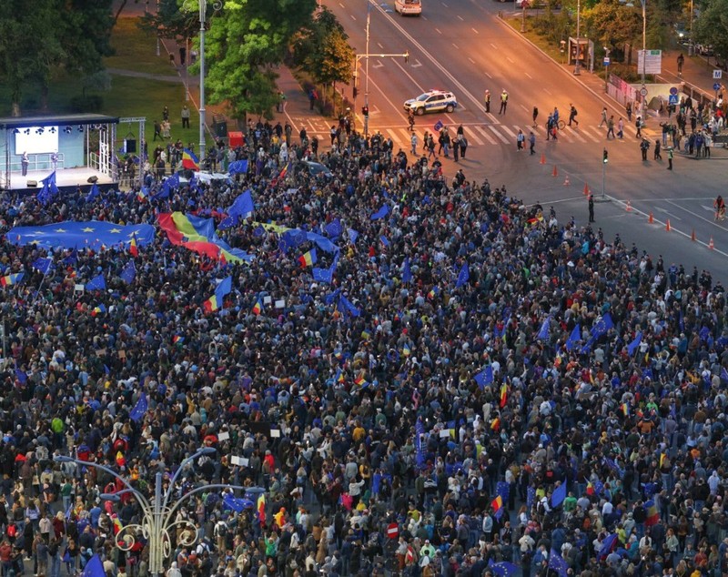 Miting pro Europa în București de Ziua Europei pentru susținerea apartenenţei la UE. Lumea a cântat „Imnul golanilor” și „Insieme”. Câți oameni au fost