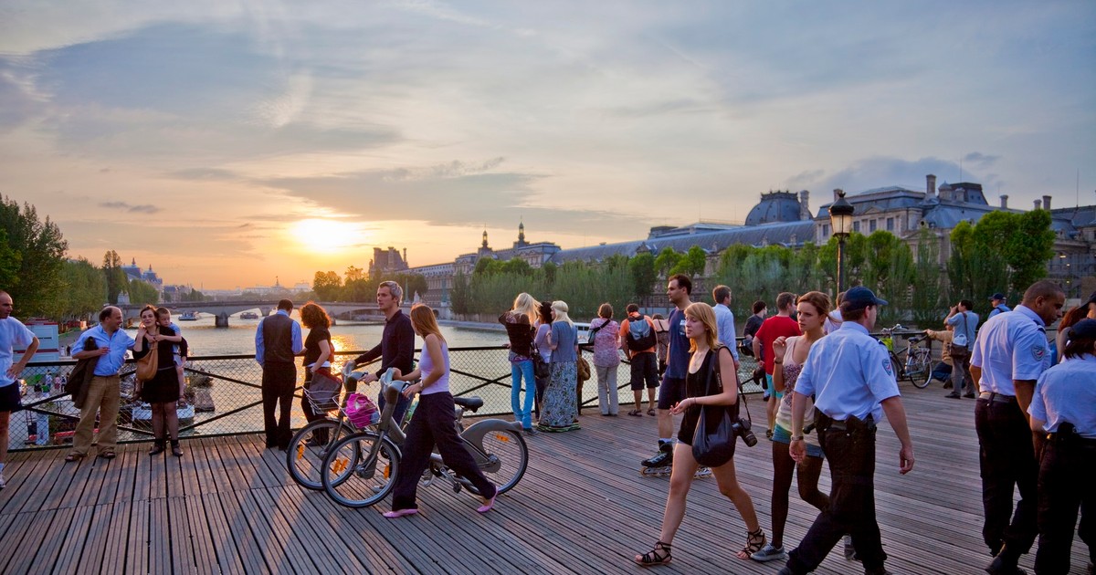 Oameni se plimbă pe Podul Artelor, Paris. Imagine cu caracter ilustrativ Foto Profimedia