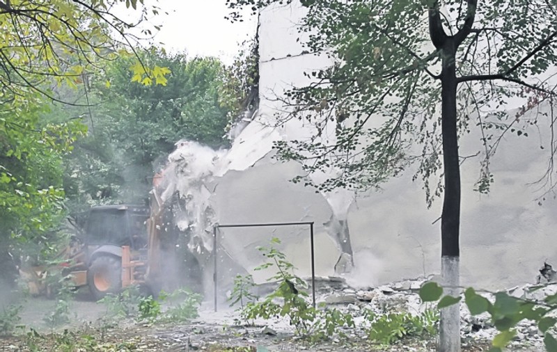 Le-a căzut tencuiala de pe bloc