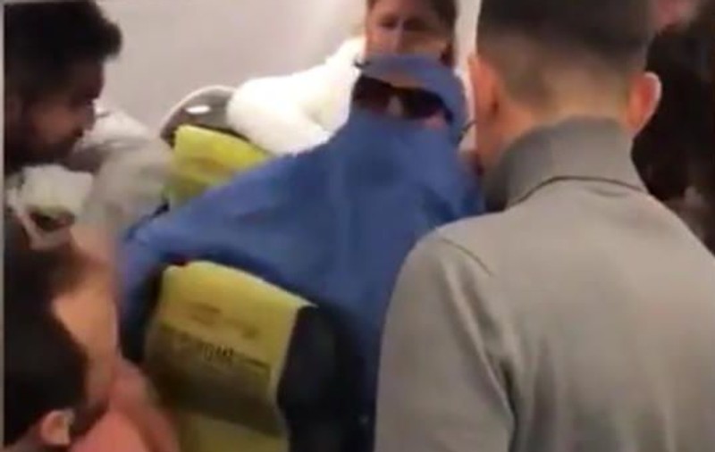 Panică la bordul unui avion din Istanbul. O femeie a amenințat că va arunca aeronava în aer
