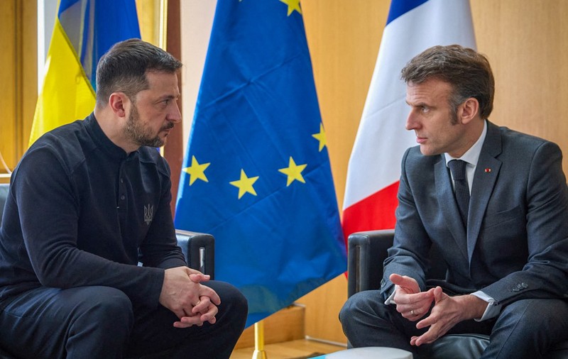 Emmanuel Macron l-a sunat pe Volodimir Zelenski în timpul unui interviu. Reacția președintelui ucrainean
