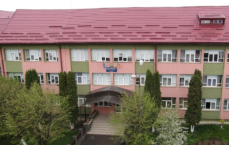 Cursuri suspendate la o școală din Suceava, după ce o elevă a fost infectată cu COVID-19