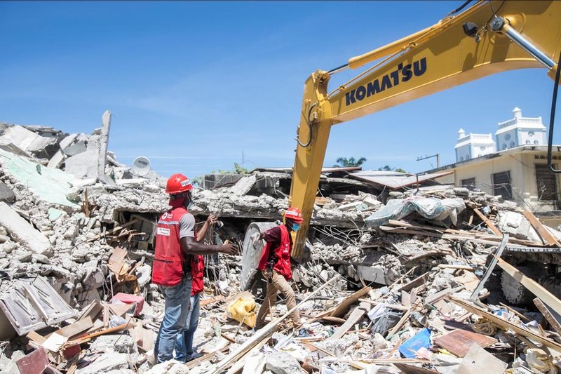 Echipajele de intervenție, pe o stradă din orașul Las Cayes, unul dintre cele mai apropiate de epicentru | Foto: EPA