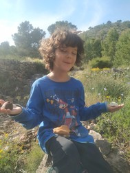 Jey, puștiul spaniol în vârstă de 6 ani care s-a bucurat să redescopere lumea pietricelelor și a florilor