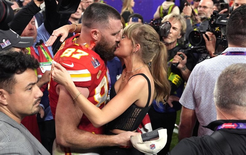 Taylor Swift și-a sărutat iubitul, pe jucătorul Travis Kelce, pe teren, după ce Kansas City Chiefs a câștigat Super Bowl 2024