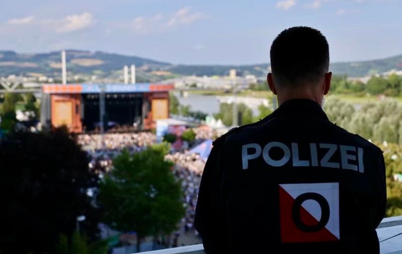 Atac cu cuțitul într-un centru de cazare pentru refugiați din Austria: deranjat că vecinul de cameră sforăie prea tare