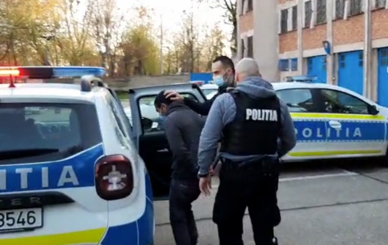 Un minor de 17 ani a fost reţinut după ce a spart şapte autoturisme într-o noapte, în Hunedoara