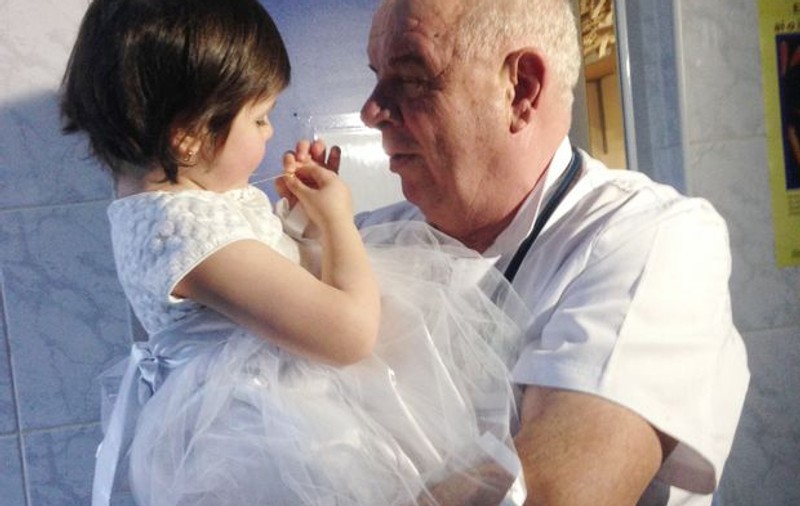 Fetiţa hrănită doar cu pufuleţi poate fi adoptată de medicul care a avut grijă de ea. Tatăl copilei a luat decizia care-i va schimba viaţa
