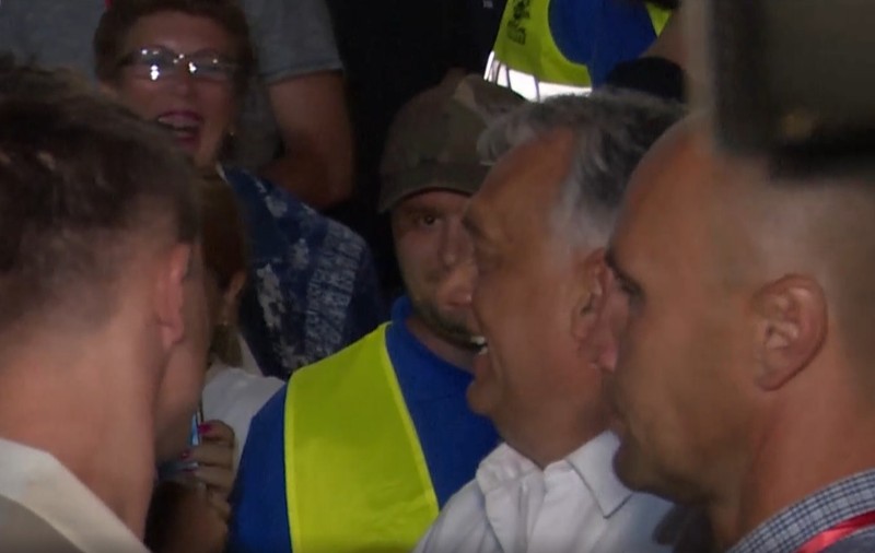 Viktor Orbán, baie de mulțime la ieșirea de pe stadionul din Sfântu Gheorghe | VIDEO