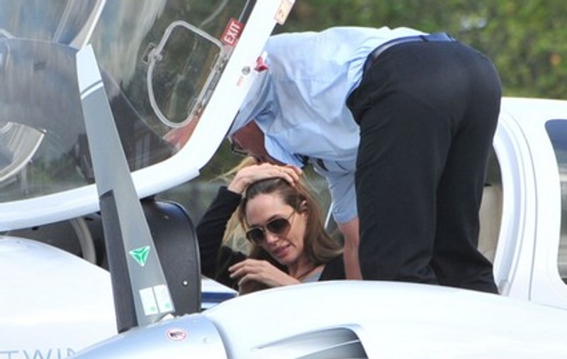 Foto | Angelina Jolie conduce singură avioane
