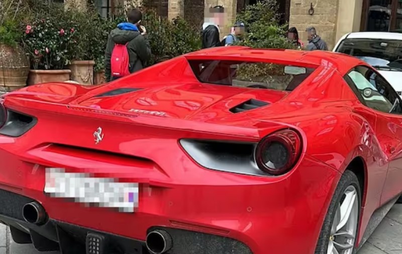 Un american care nu avea permis valabil și-a parcat bolidul de lux în mijlocul celebrei Piazza della Signoria din Florența. Ce amendă a primit