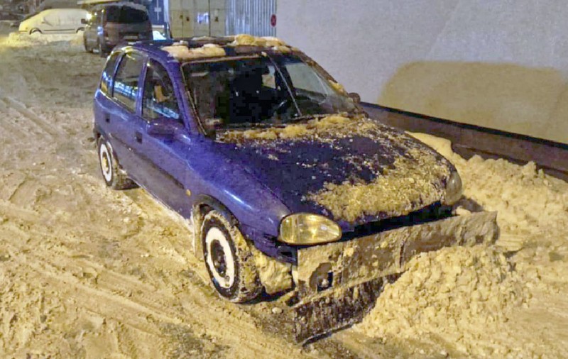 Ce amendă a primit bărbatul care a dat singur zăpada din oraș cu mașina sa, în Ungaria: „Mi-au luat ITP-ul, s-a dus cel mai cunoscut plug din țară”