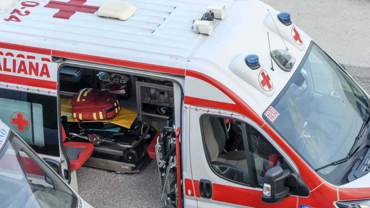 O ambulanță din Italia cu ușa deschisă lasă să se vadă un pat de prim ajutor, iunie 2025