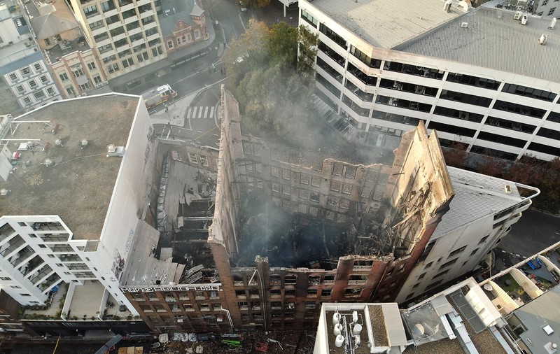Clădire de patrimoniu care urma să fie transformată într-un hotel de lux, mistuită într-un incendiu, la Sydney. Doi puști de 13 ani s-au predat poliției