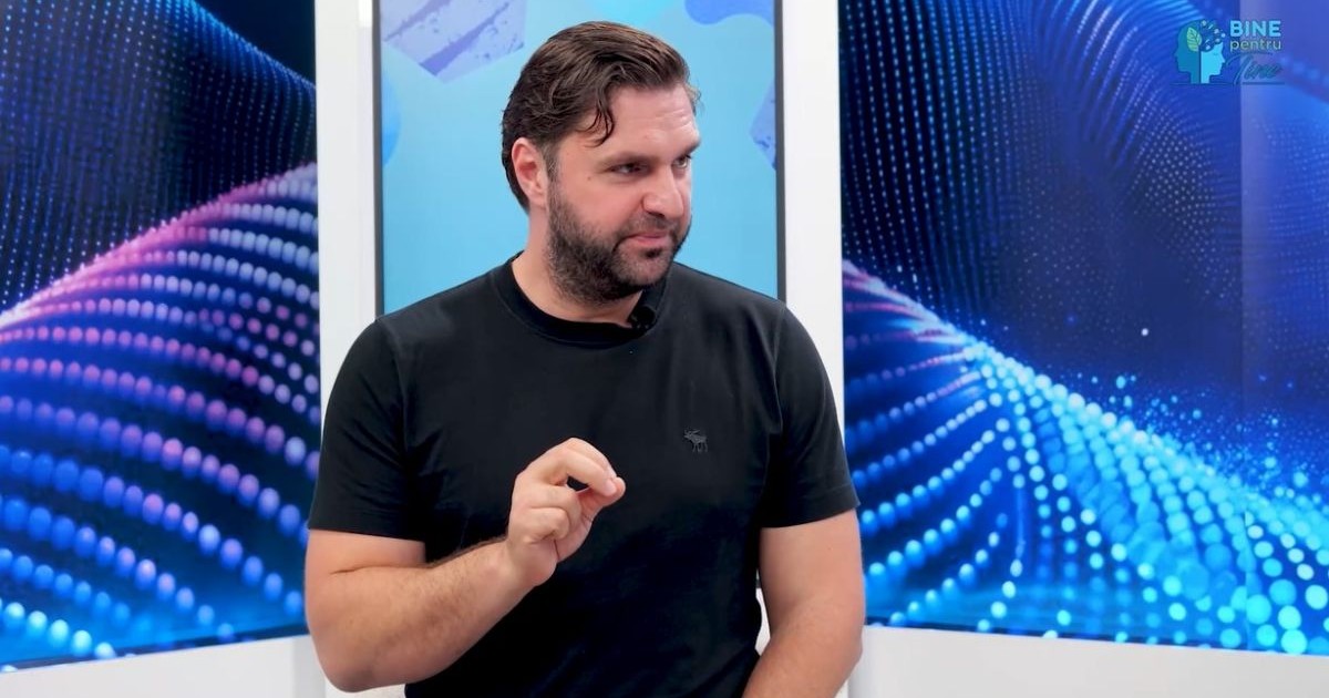 Dr. Costin Dămășaru, îmbrăcat cu un tricou negru, în timp ce stă pe scaun, în platoul emisiunii Bine pentru tine, pe 23 octombrie 2025