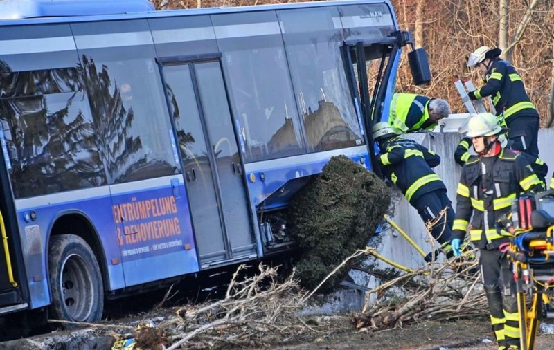O fată de 13 ani a murit și 6 oameni au fost răniți după ce un autobuz a intrat în plină viteză în zidul unei case, în Munchen