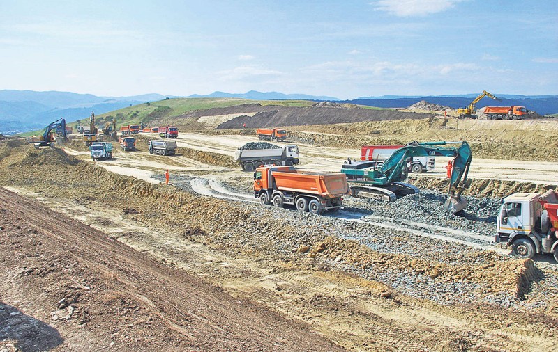 Șoseaua de viteză se face cu viteza melcului. Autostrada Comarnic-Braşov a fost scoasă din nou la licitaţie