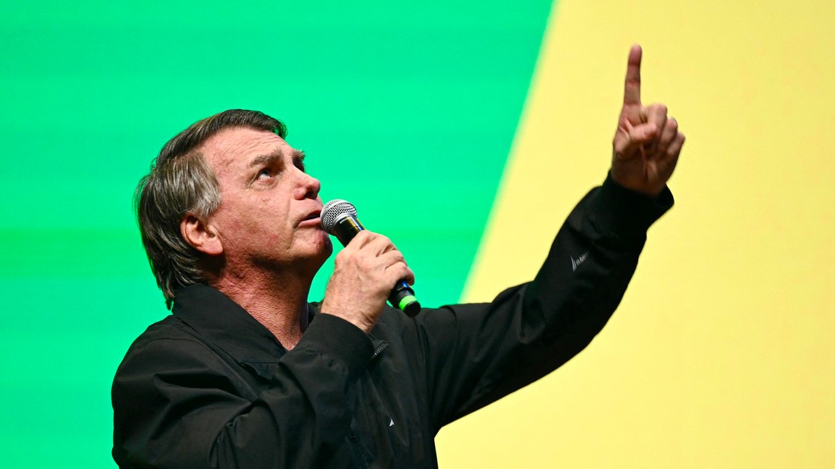 Fostul președinte brazilian Jair Bolsonaro se uită în sus și arată cu degetul arătător în sus. Foto: Profimedia