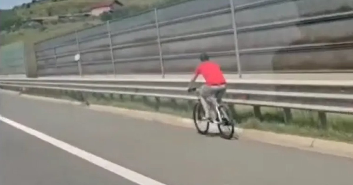 Un biciclist este surprin circulând pe banda de urgență de pe Autostrada A3 Transilvania, în zona Gilău, iulie 2026