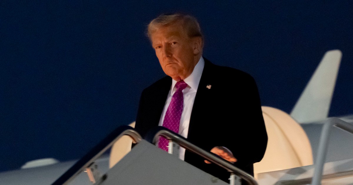Donald Trump surprins în timp ce se pregătește să coboare treptele Air Force One