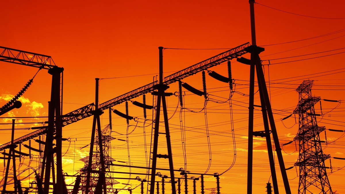 Curentul electric s-ar putea scumpi la finalul anului, din cauza crizei energetice. Creșterea ar putea fi de 5% dacă revin ploile sau de 30-40% dacă se continua situația actuală