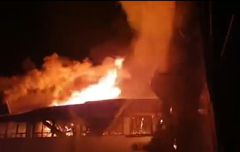 VIDEO. Incendiu puternic la o fabrică de mobilă din  Prahova