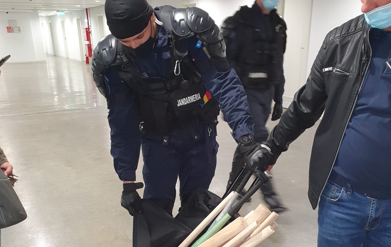Bâte și torțe găsite într-una din lojele stadionului din Bănie, înainte de derby-ul Craiovei