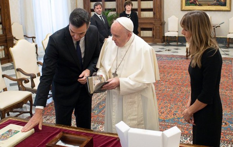 FOTO | Papa Francisc, din nou fără mască în cadrul unei întâlniri cu premierul spaniol. Nici Pedro Sanchez nu a purtat-o