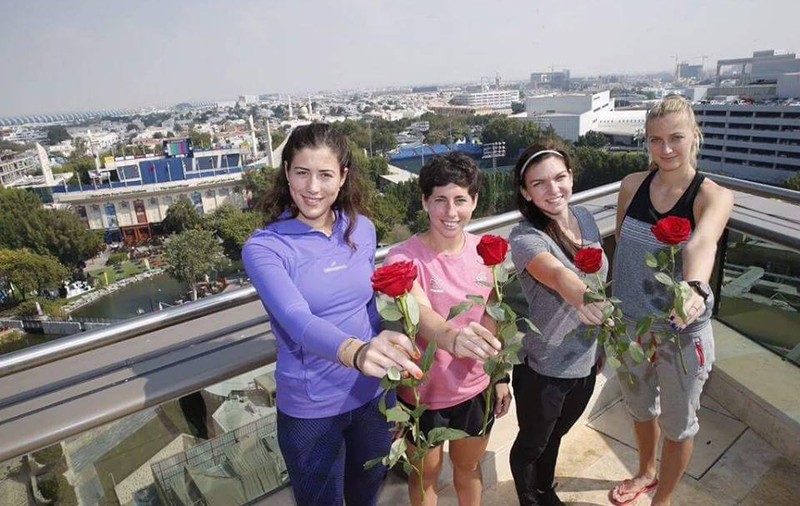 Din Dubai, Simona Halep le-a transmis fanilor ei îndrăgostiți un mesaj de Valentine's Day. O face zâmbind, dintr-o fotografie în care apare alături de Garbine Muguruza, autoarea afirmației: ”Noi, fetele, ne urâm între noi. La propriu. Cine spune altceva, minte!” / FOTO