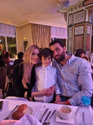 Familia la o ieșire la restaurant în București