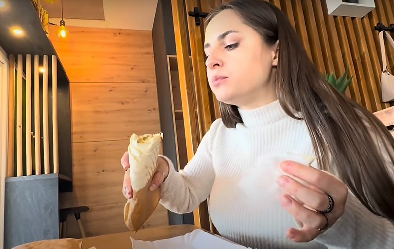 Doi români au mâncat la prânz kebab, în „țara care nu există pe hartă”: „Am mâncat de toți banii!” | VIDEO