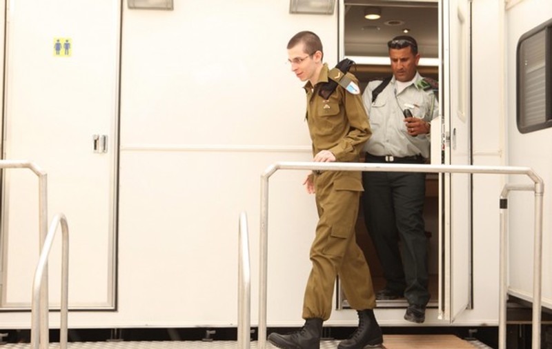 Foto | Un soldat israelian, dat la schimb pentru 1.000 de palestinieni