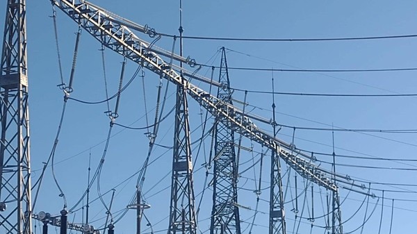 O rețea de stâlpi de curent electric