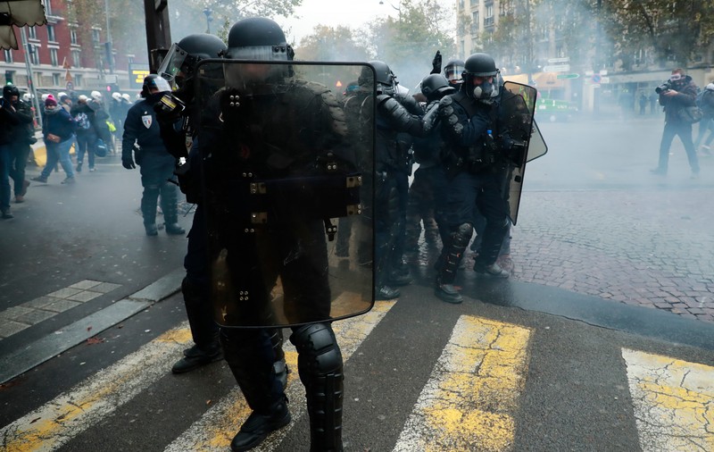 UPDATE | Noi violențe la Paris, la aniversarea unui an de la protestele „Vestelor Galbene”. Polițiștii au folosit gaze lacrimogene și au reținut peste 100 de persoane