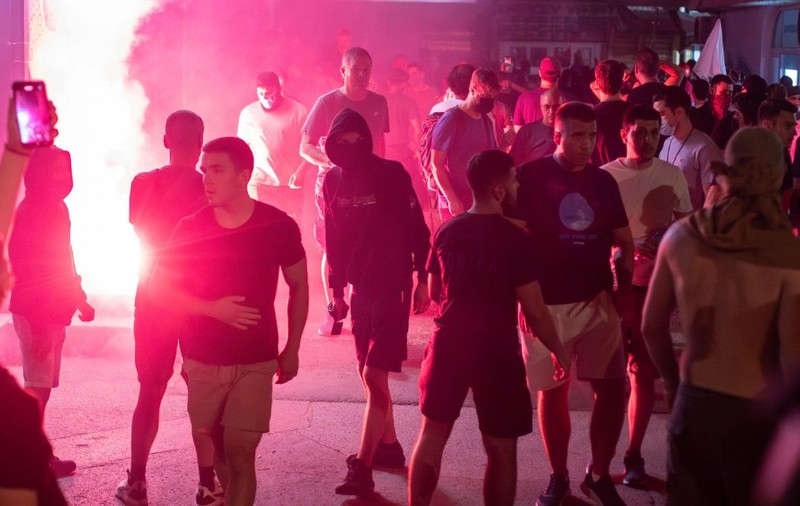 Serbia, paralizată de proteste violente. Lupte de stradă, incendii și zeci de oameni băgați în spitale