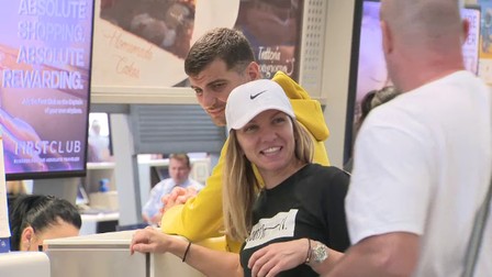Simona Halep este fericită cu noul iubit, Toni Iuruc (în hanorac galben)