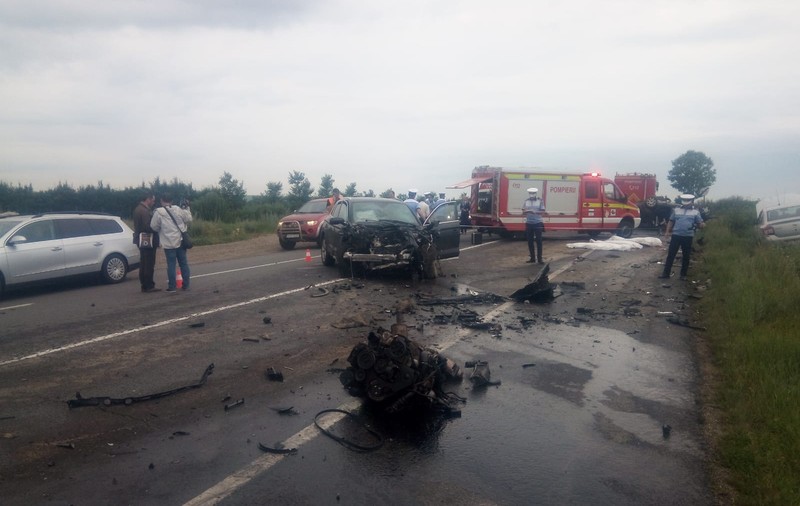 Accident cu patru mașini în Lețcani, județul Iași. Trei oameni au murit în urma impactului violent
