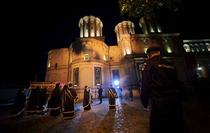 Imagini cu ceremonia din Vinerea Mare de la Patriarhie. Credincioșii au urmărit online