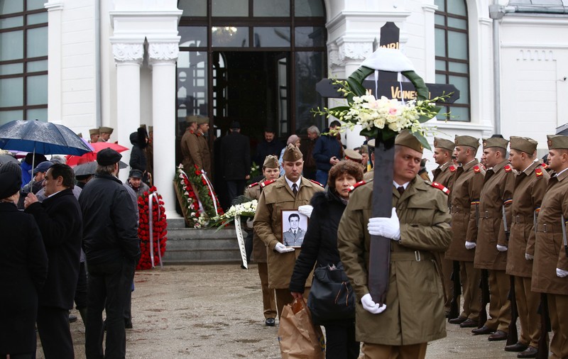 Înmormântarea lui Ion Voinescu. Anghel Iordănescu și Valeriu Argăseală au fost la procesiunea funerară / GALERIE FOTO & VIDEO