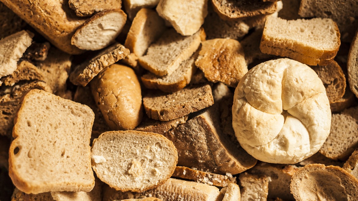 Reţete de preparate culinare cu pâine învechită - Imagine cu mai multe bucăţi de âpine învechită