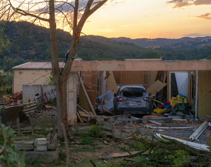 Momentul în care o tornadă distruge un sat din Franța: 41 de răniți, peste 300 de case afectate și haos pe drumuri
