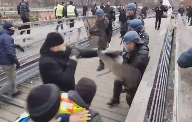 Jandarm francez, bătut de un campion de box, în timpul protestului Vestelor Galbene. Bătaia a fost filmată / VIDEO
