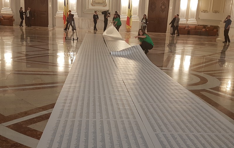 Petiție ”Toți pentru justiție”, întinsă în fața plenului Senatului: Covorul de hârtie cuprinde cele 142.000 de semnături împotriva legilor justiției