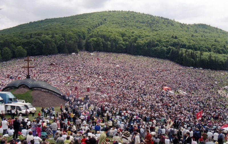 UPDATE: Peste 120.000 de credincioși la pelerinajul de la Șumuleu-Ciuc. Președintele Ungariei, printre pelerini