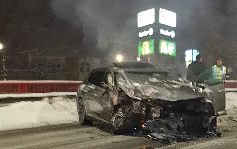 Un șofer a pierdut controlul volanului, a intrat pe contrasens și a lovit în plin un autobuz, în Ploiești. O femeie a ajuns la spital
